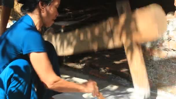 Farmers pounding rice into flour — Stock Video