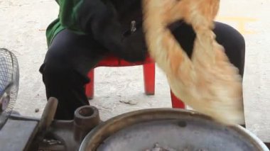 Piyasada pirinç keki satan bir kadın.