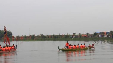 Asyalı insanlar tekne baş dragon