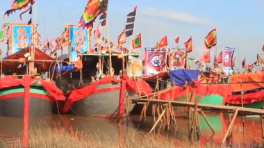 geleneksel tekne halk festivaller bir nehir üzerinde gerçekleşir.