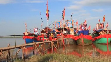 geleneksel tekne halk festivaller bir nehir üzerinde gerçekleşir.