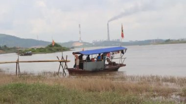 nehir kıyısında, vietnam üzerinde tekne