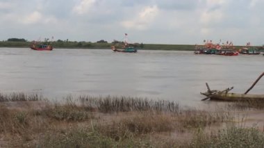 nehir kıyısında, vietnam üzerinde tekne