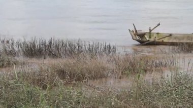 nehir kıyısında, vietnam üzerinde tekne