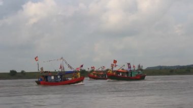 geleneksel tekne halk festivaller bir nehir üzerinde gerçekleşir.