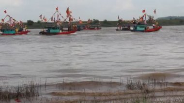 geleneksel tekne halk festivaller bir nehir üzerinde gerçekleşir.