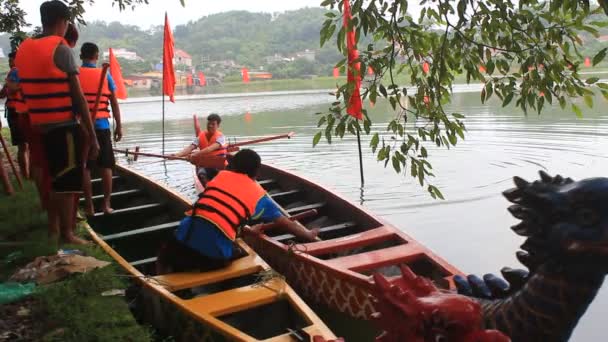 Asijské lidé vodácký hlavy drak — Stock video