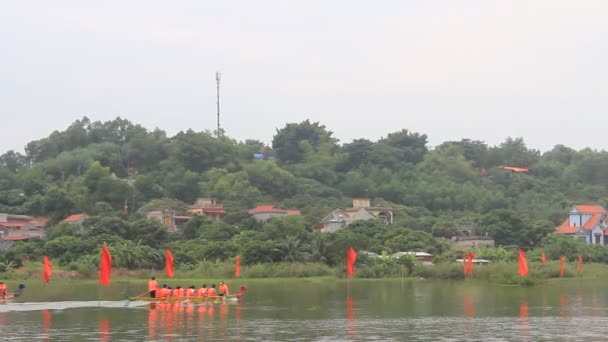 Asiatique gens bateau tête dragon — Video