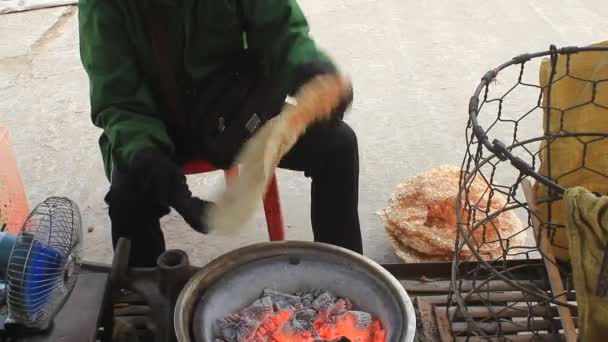 Femme vendant des gâteaux de riz sur le marché au marché — Video