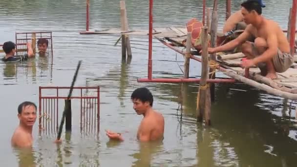 Hantverkare göra vatten scenshow för vatten marionett — Stockvideo
