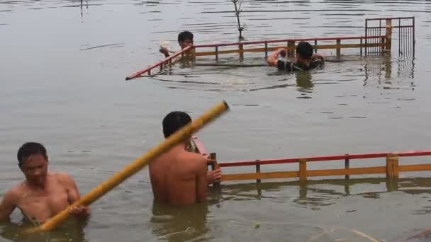 Artesanos hacen escenario de agua para espectáculo de marionetas de agua — Vídeo de stock