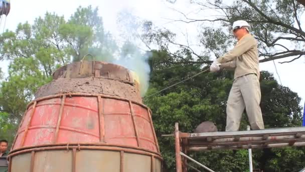 Arbeiter gießen Statuen in die Pagode — Stockvideo