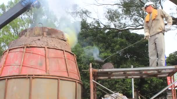 Arbeiter gießen Statuen in die Pagode — Stockvideo