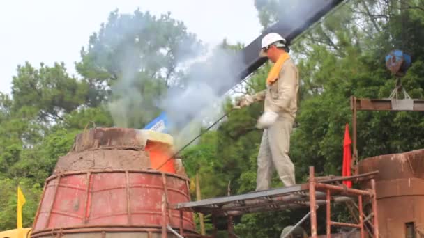 Arbeiter gießen Statuen in die Pagode — Stockvideo