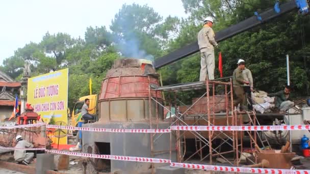 Працівник лиття статуї у пагоди — стокове відео