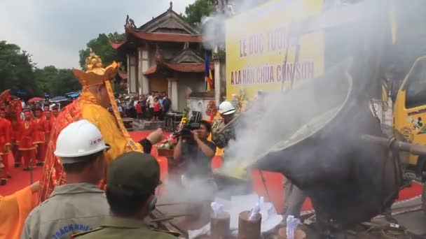 Monniken gieten standbeelden in de pagode — Stockvideo