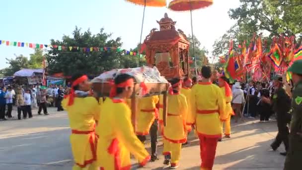 Gente asistió al festival tradicional — Vídeo de stock