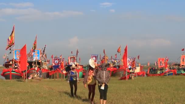 Traditionelle Bootsfahrt auf dem Fluss bei Volksfesten — Stockvideo