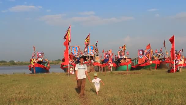 Realizado barco tradicional en el río en festivales folclóricos — Vídeos de Stock