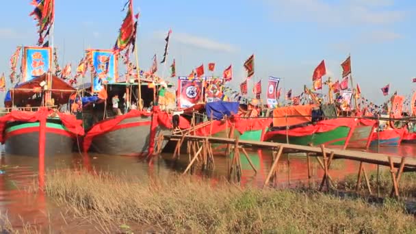 Traditionelle Bootsfahrt auf dem Fluss bei Volksfesten — Stockvideo