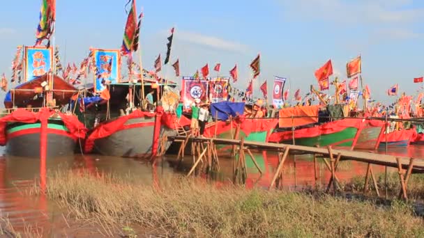 Geleneksel tekne halk festivaller bir nehir üzerinde gerçekleşir. — Stok video