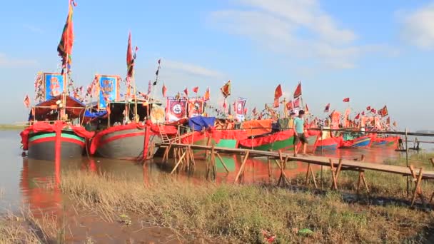 Traditionelle Bootsfahrt auf dem Fluss bei Volksfesten — Stockvideo