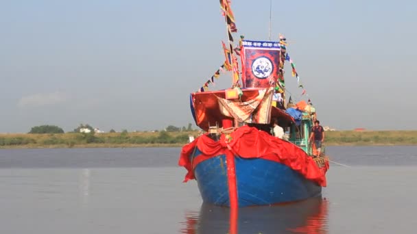Végzett hagyományos hajó, a folyó, a népi fesztiválok — Stock videók