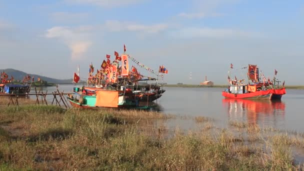 Traditionele boot op de rivier in volksfeesten uitgevoerd — Stockvideo