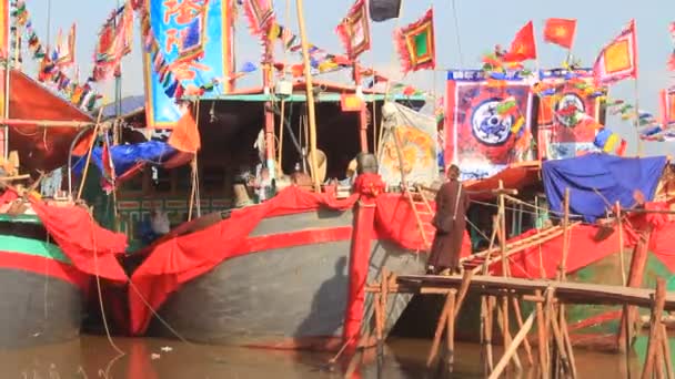 Traditionelle Bootsfahrt auf dem Fluss bei Volksfesten — Stockvideo