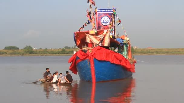 Realizado barco tradicional en el río en festivales folclóricos — Vídeos de Stock