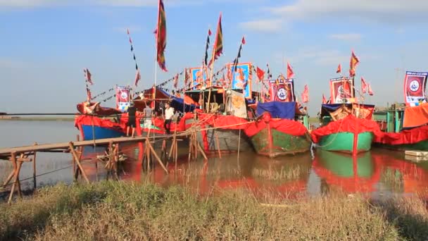 Bateau traditionnel sur la rivière dans les festivals folkloriques — Video