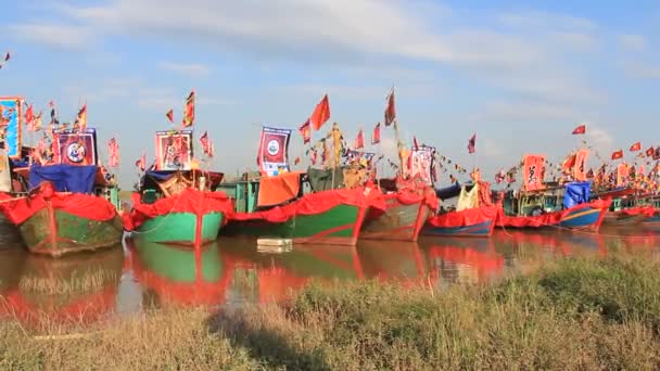 Eseguita barca tradizionale sul fiume in feste popolari — Video Stock