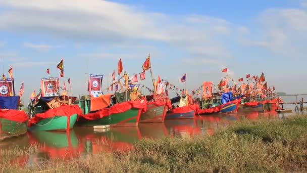 Εκτελούνται παραδοσιακή βάρκα στον ποταμό σε φεστιβάλ λαϊκής — Αρχείο Βίντεο