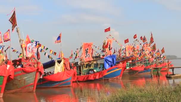 Realizado barco tradicional en el río en festivales folclóricos — Vídeo de stock