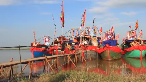 Traditionele boot op de rivier in volksfeesten uitgevoerd — Stockvideo