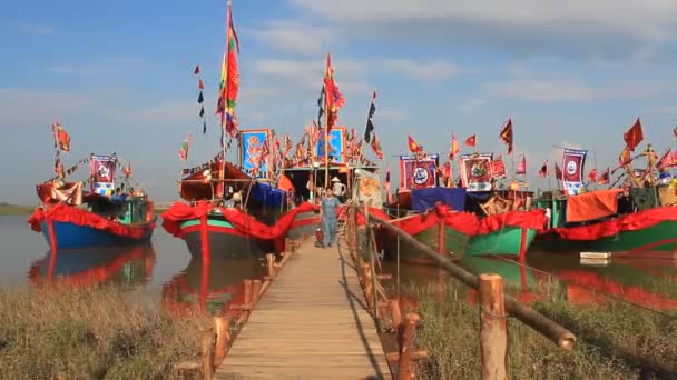 Traditionele boot op de rivier in volksfeesten uitgevoerd — Stockvideo