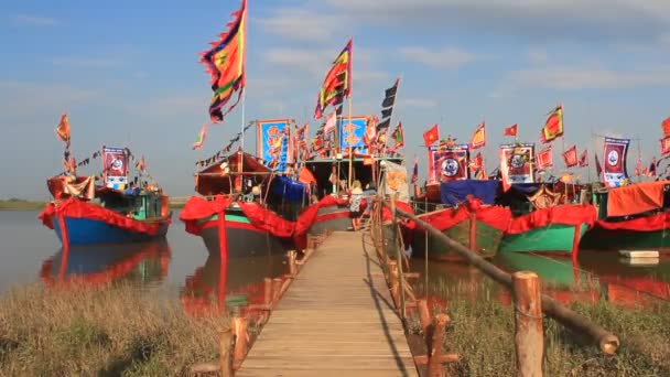 Traditionele boot op de rivier in volksfeesten uitgevoerd — Stockvideo