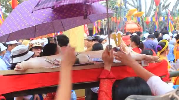 Folk deltok på tradisjonell festival – stockvideo