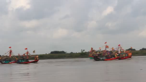 Realizado barco tradicional en el río en festivales folclóricos — Vídeo de stock