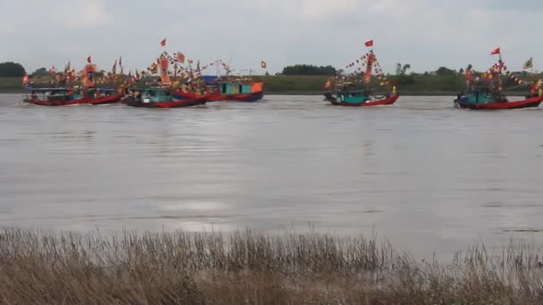 Eseguita barca tradizionale sul fiume in feste popolari — Video Stock