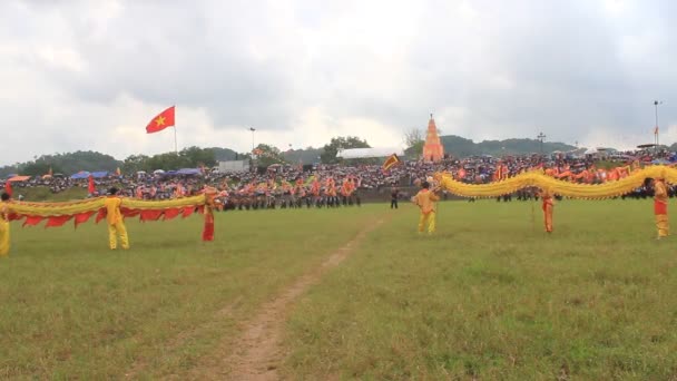 En grupp asiatiska människor dansa dragon i folk festivaler — Stockvideo