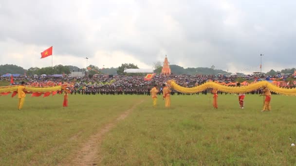 A group of Asian people dance dragon in folk festivals — Stock Video