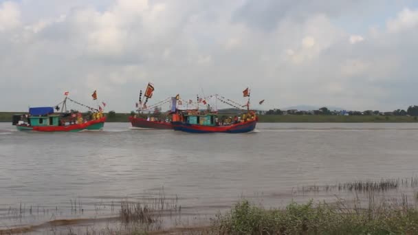 Realizado barco tradicional en el río en festivales folclóricos — Vídeo de stock