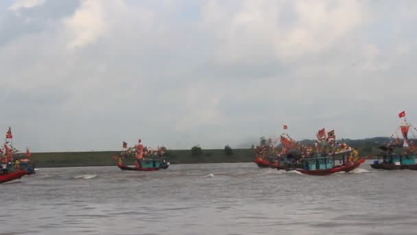フォーク フェスティバルで川沿いの伝統的なボートを実行 — ストック動画