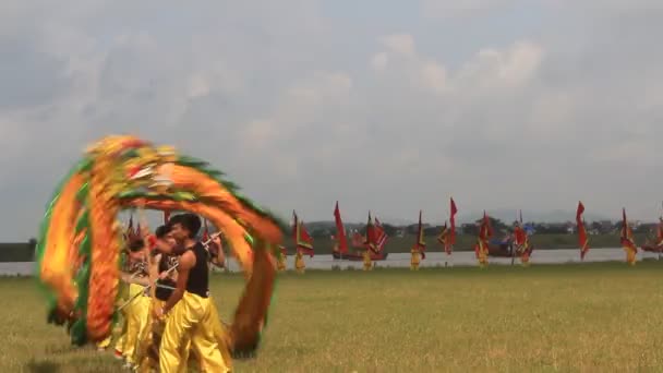 Un grupo de personas asiáticas bailan dragón en festivales folclóricos — Vídeo de stock