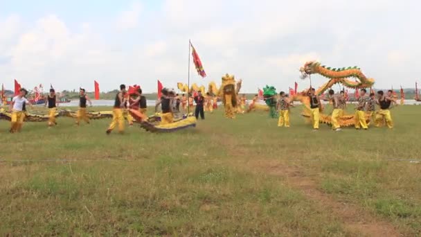 Группа азиатских народов танцуют дракона на народных фестивалях — стоковое видео