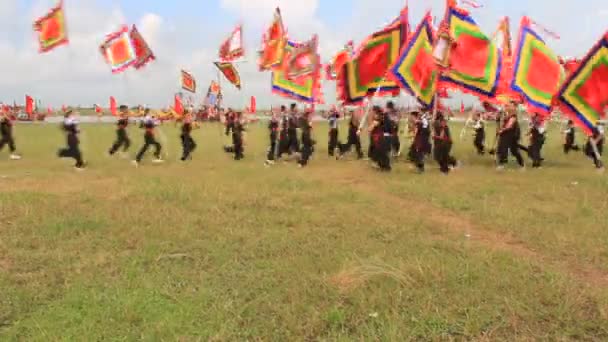 Folk danser med flag i festival – Stock-video