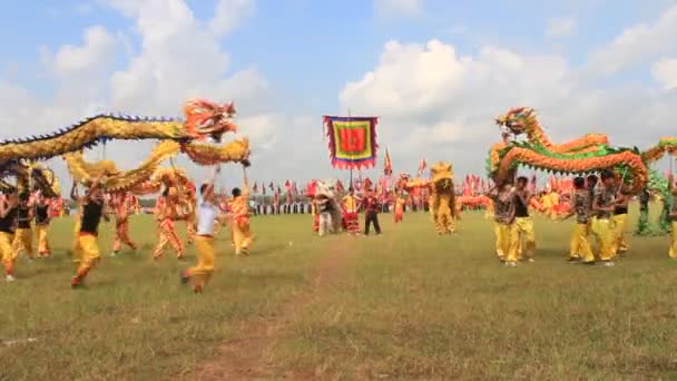 Un grupo de personas asiáticas bailan dragón en festivales folclóricos — Vídeo de stock