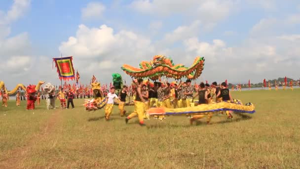 Een groep van Aziatische mensen dansen draak in volksfeesten — Stockvideo