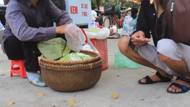 Mujer vendiendo arroz frito en el mercado — Vídeo de stock